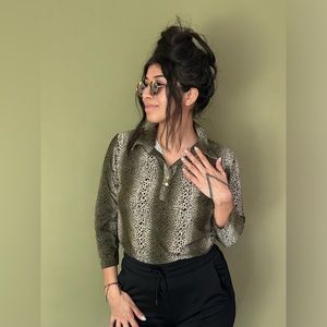 ⭐️ Green ombre cheetah print collared top